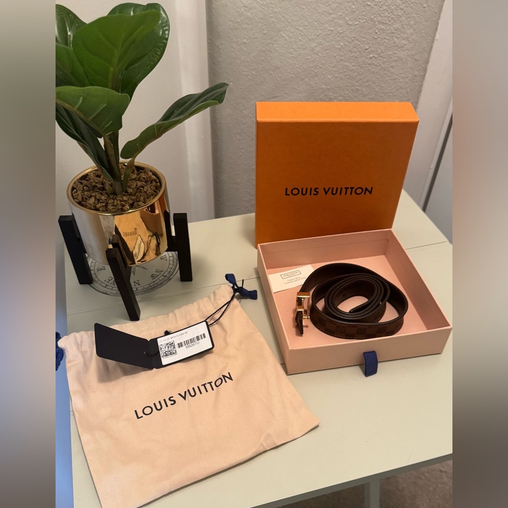 Authentic Louis Vuitton women’s belt. CE LV 25 Mini D EBE 90
Worn only twice